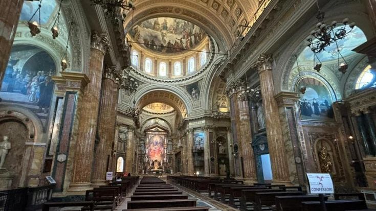 Donna pedinata da uno stalker trova rifugio in una chiesa