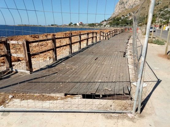Palermo, dopo cinque anni lavori a metà per la passerella di Barcarello: protesta dei residenti