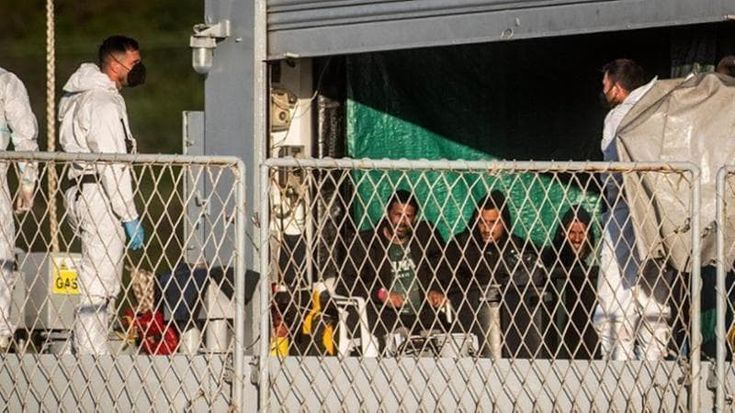 "Sulla nave Libra 4 giorni senza poterci lavare". La denuncia dei migranti arrivati in Albania