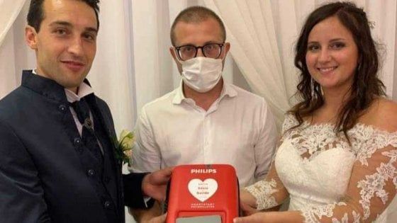 Silvia e Davide si sposano ma niente bomboniere: meglio donare un defibrillatore contro il Covid