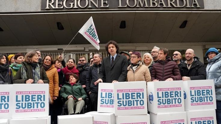 Suicidio assistito, destra in testacoda in Regione: FdI contro Fontana e Bertolaso