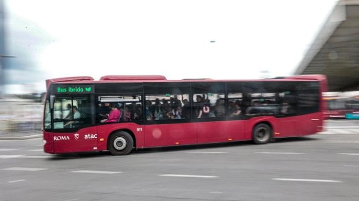 Roma, l’ultima trattativa per evitare il biglietto a 2 euro su bus e metro