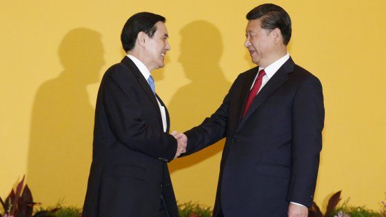 Incontro storico tra Cina e Taiwan, stretta di mano tra i due leader