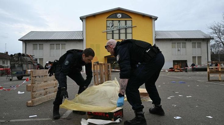 Francia, accoltella i passanti al grido di “Allah Akbar”: un morto e diversi feriti a Mulhouse