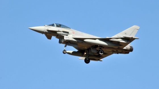 Strane esplosioni nei cieli, psicosi in Lombardia: erano jet militari in volo dopo allarme dirottamento 
