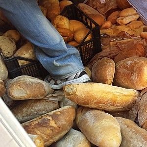 Moltiplicato e buttato via: lo scandalo quoditiano del pane