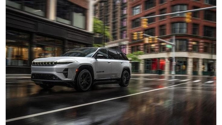 Jeep supera il milione di auto vendute nel 2025 e scommette sulle elettriche Wagoneer S e Recon