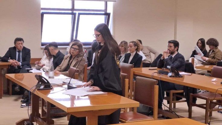 La classe va in tribunale: studenti con la toga nel processo simulato
