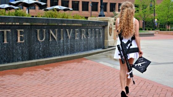 La ragazza con il mitra che divide l'America: "Portarlo con me è un mio diritto"