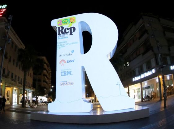 RepIdee, la grande "R" di Repubblica al centro di piazza Salotto a Pescara 
