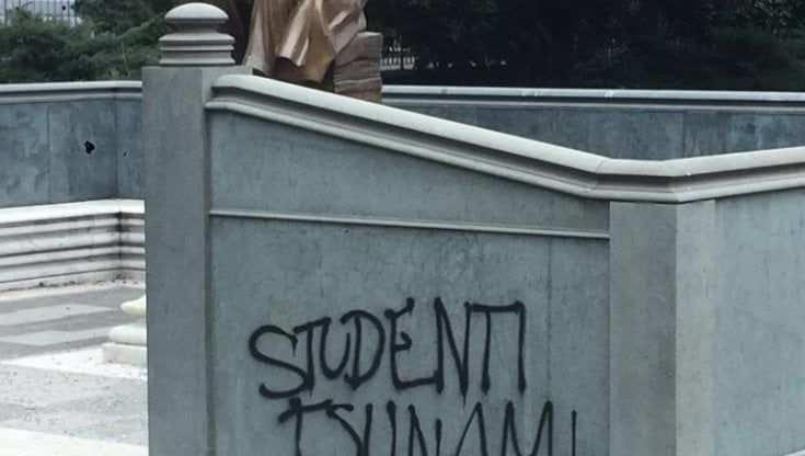 La statua di Montanelli a Milano ancora vandalizzata da scritte e graffiti: bomboletta selvaggia torna a colpire