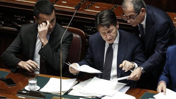 Manovra, Salvini e Di Maio: "Vertice proficuo, manteniamo gli impegni tagliando gli sprechi"