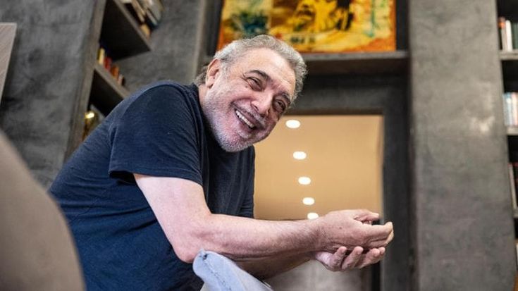 I 75 anni di Nino Frassica. Da Quelli della notte a Novella Bella, il successo del nonsense d’autore