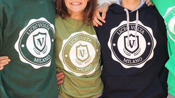 A Milano come nei college americani, felpe e diari con i loghi: il merchandising conquista le scuole
