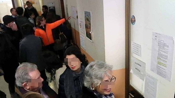 Bari, il centro per le vaccinazioni è in un appartamento: caos, code e zero privacy