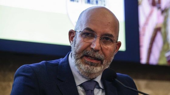 Coronavirus in Lombardia, Crimi attacca i vertici della Regione: "Dovrebbero multarsi per l'assembramento in Fiera"