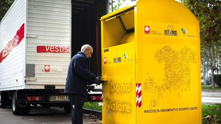 La fast fashion di plastica intasa i cassonetti gialli: “Troppi abiti inutili, siamo in crisi”