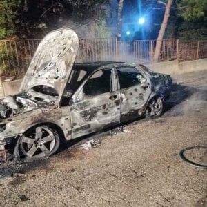 Incendiata l'auto del sindaco di Toritto, allarme nel Barese. Nel 2013 altri due attentati