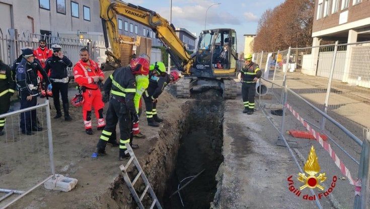 Milano, infortuni sul lavoro, cede parete di uno scavo in un cantiere: muore operaio 