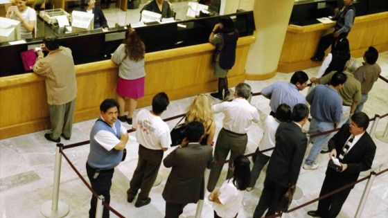 Prestiti, continua il calo di erogazioni dalle banche a imprese e famiglie
