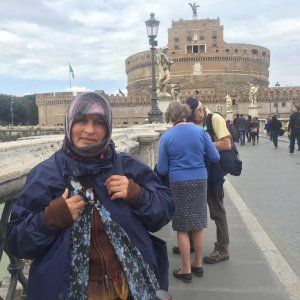 Roma, Isabela la mendicante umiliata su Ponte Sant'Angelo: "Ho avuto paura e sono andata via"