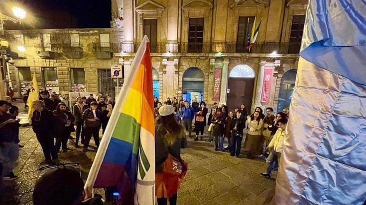 Palermo, in piazza per ricordare le vittime dell’odio transfobico. “In Italia non è riconosciuto come reato”