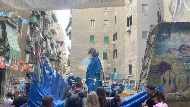 Largo Maradona resta chiuso: ancora teli su piazzale e murale, montati dai commercianti per protesta