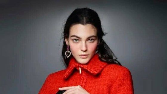 Furto in casa della top model Vittoria Ceretti in centro a Milano: i ladri portano via abiti firmati e gioielli per 80mila euro