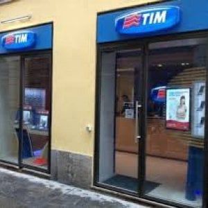 Tim lancia la sfida a Enel: venderà contratti Edison (gas e luce) nei suoi 5000 negozi