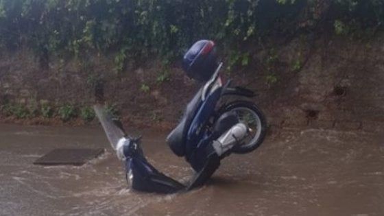 Nubifragio ai Castelli Romani, strade come fiumi. E sulla Tiburtina donna resta bloccata in un sottopasso 