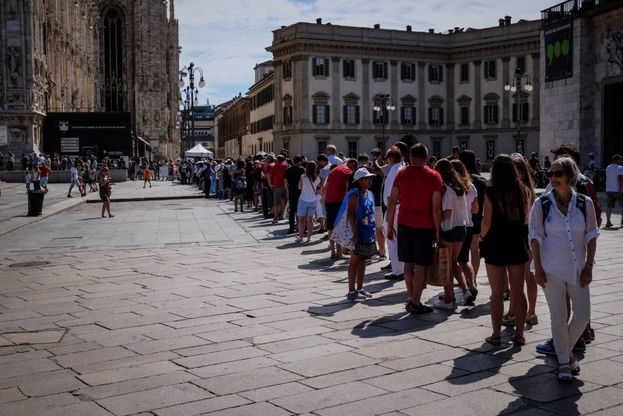 Milano, un'ora di coda per entrare in Duomo. Caldo e controlli non fermano i turisti
