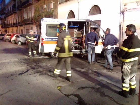 Ambulanza in fiamme in via Amari, panico tra i residenti