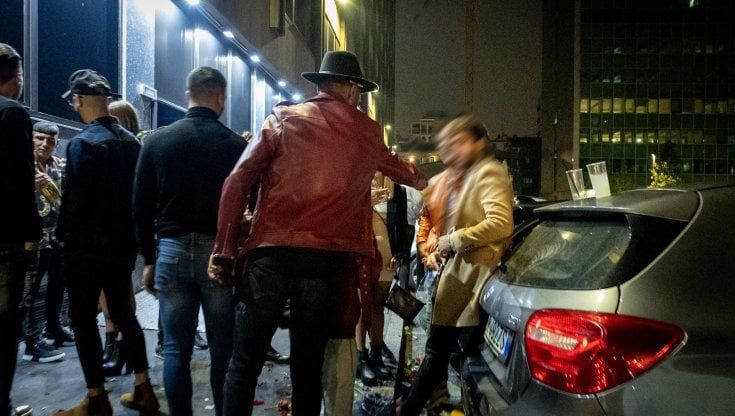 Aggressioni e rapine nelle notti di movida in corso Como: due arresti