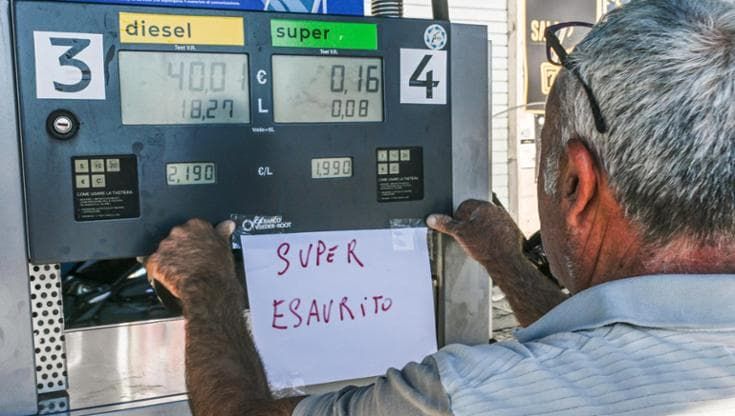 Napoli, tetto benzina: presi d'assalto distributori Eni, tutto esaurito in tempi record