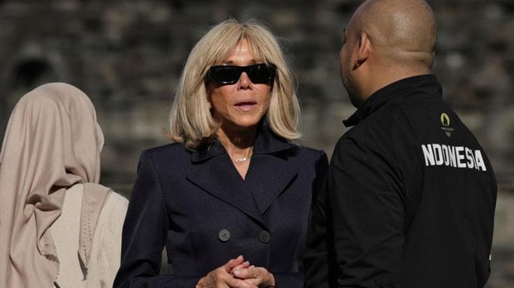 Brigitte Macron: “All’Eliseo ho visto oscurità, cattiveria e stupidità. A volte sono molto triste”