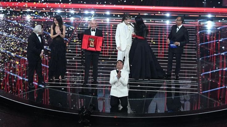 Sal Da Vinci, dalla hit al trionfo a Sanremo in ginocchio: "Hanno vinto buoni sentimenti e onestà"
