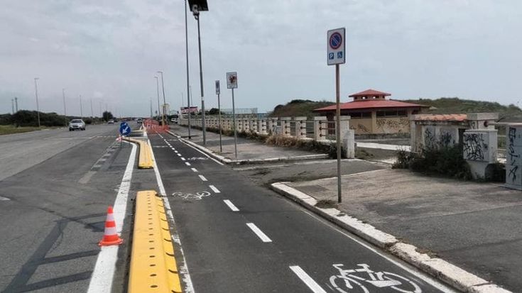 Ostia, la beffa della ciclabile: la pista lasciata a metà cancella i posti per i disabili