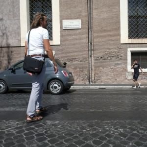 Strisce pedonali, le zebre invisibili. Dal centro all'Eur, incuria e incidenti 