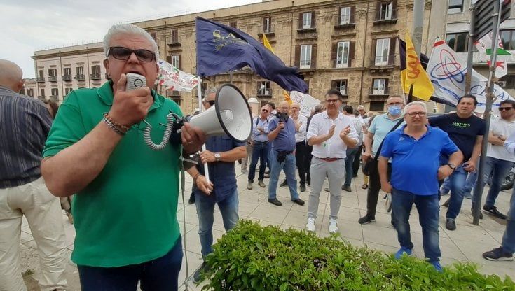 Riforma del personale bloccata da 22 anni, dipendenti regionali in piazza. Sindacati divisi