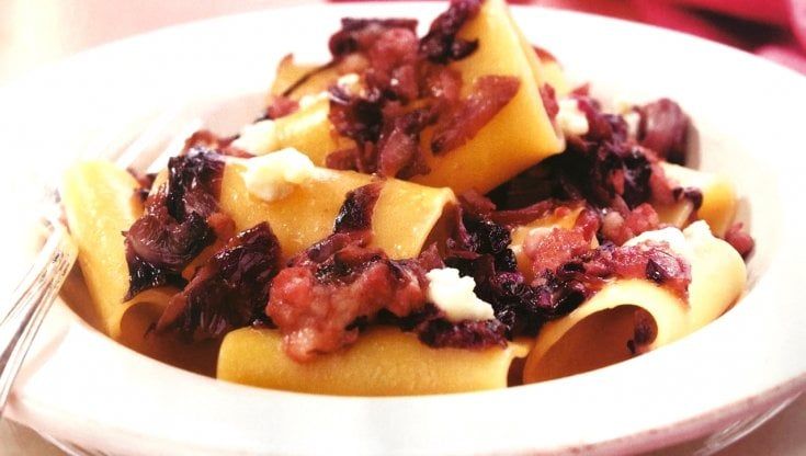 Paccheri in crema di radicchio, primosale e salsiccia