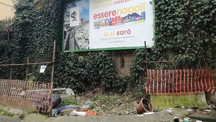 Al Vomero nessuno può togliere i rifiuti dal cantiere abbandonato 