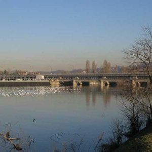 Il cadavere di un uomo affiora nel Po alla diga del pascolo