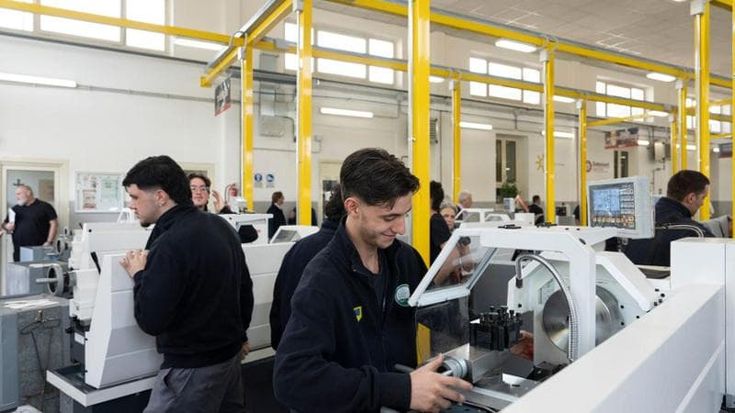 Roma Est, dove un ragazzo su quattro rischia di perdersi: l’officina Don Bosco insegna un mestiere