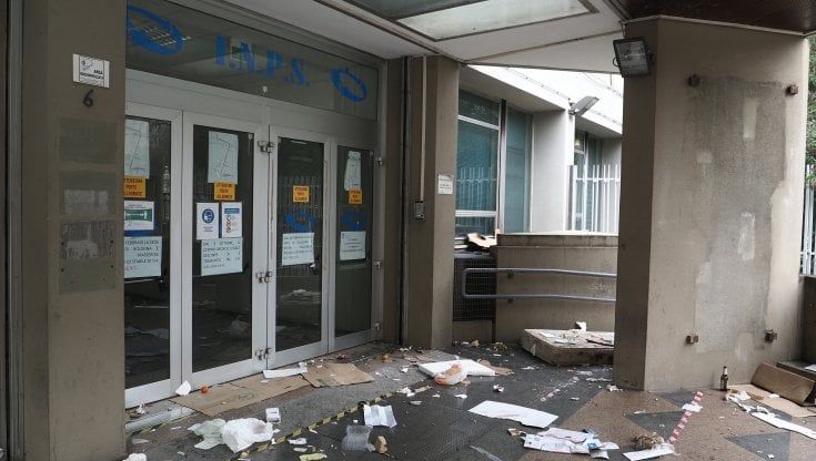 L'Inps interviene sull'ex sede di via Milazzo: "Più vigilanza e puliamo noi"