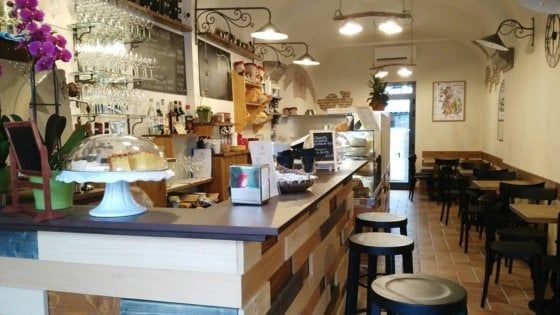 Ex vigile ora al bancone del bar, al Bibe vi accoglie Carlo 