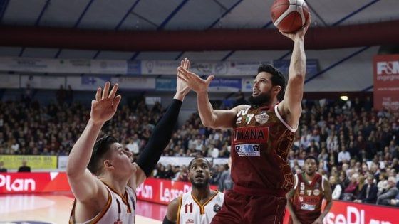 Basket, serie A: Venezia piega Roma, ma quanta fatica. Brescia vince il derby con Cremona