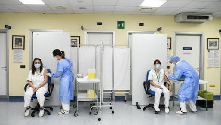 La denuncia: "Noi  infermieri, minacciati di morte dai colleghi no vax" 