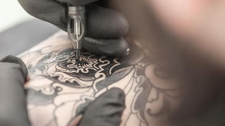 Piombo oltre i limiti, il ministero della Salute fa ritirare un inchiostro per i tatuaggi