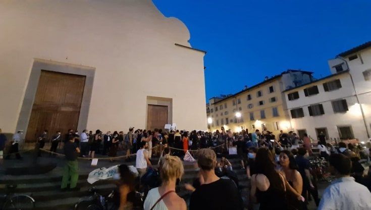 Notte di proteste in Santo Spirito: tagliano i cordoli e fanno il salto della fune sul sagrato: 43 gli identificati 