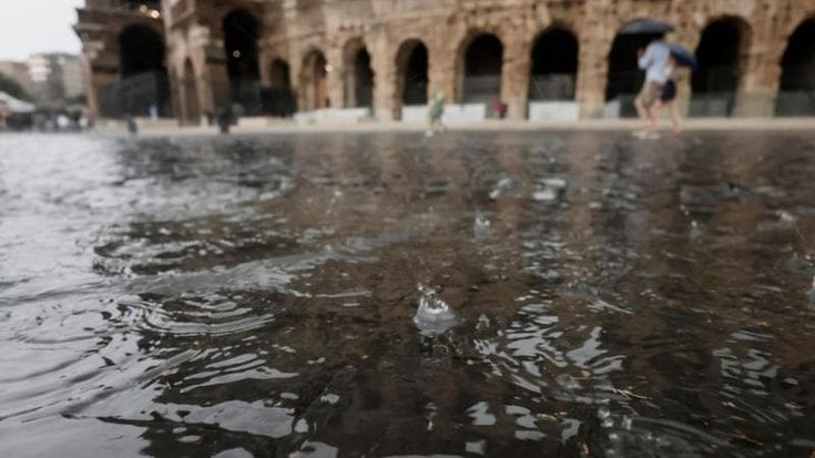 Maltempo, la città si allaga: crolli di alberi e metro ferme
